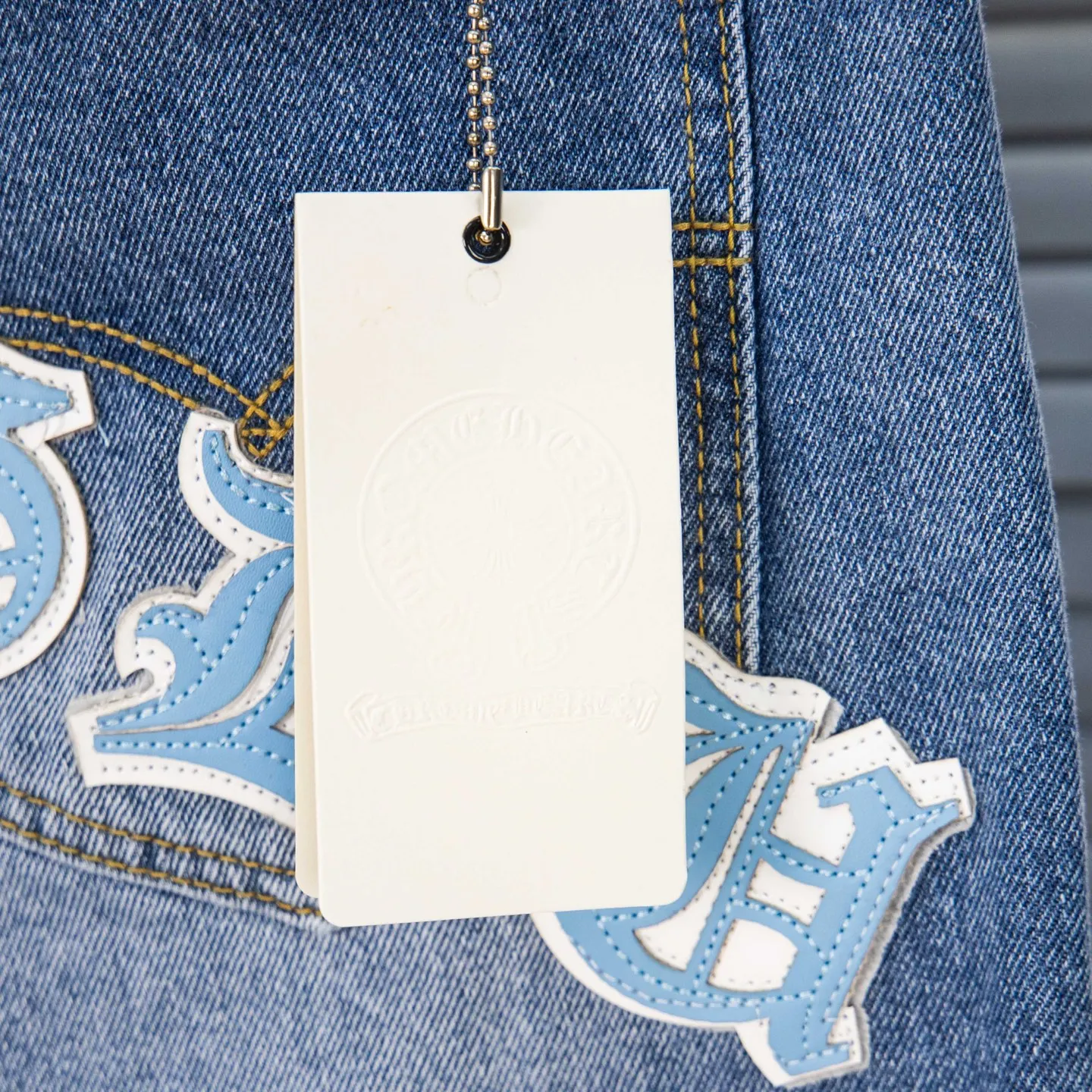 P260 Chrome Hearts light blue pants, Sanskrit blue and white patchwork leather jeans. CH jeans need to be washed and then disassembled and hand-stitched with sheepskin cross leather and then spliced ​​together. The whole piece has too many craftsmanship to explain. The patchwork cross pattern is embellished, and the high-waisted washed jeans! ! Absolutely high-end luxury products, god-level single products and super popular products, made with top heavy industry, a must-see magic weapon. Customized hardware. The fabric is thick and soft after washing. It has good breathability. Customized small leather label. Unique design. The details are simple and elegant, and the workmanship is exquisite. The entire trousers are neatly routed and the details are in place! It’s so cool that both men and women can easily control the genderless trend! Style number: 1805# Color: blue Size: 28 30 32 34